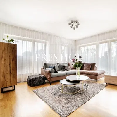 Кухня; кухненски уреди, дървен под, естествена светлина, модерен стил