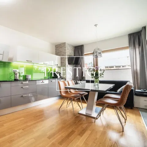 Кухня; кухненски уреди, дървен под, естествена светлина, модерен стил