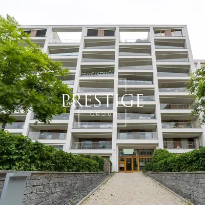 Кухня; кухненски уреди, дървен под, естествена светлина, модерен стил