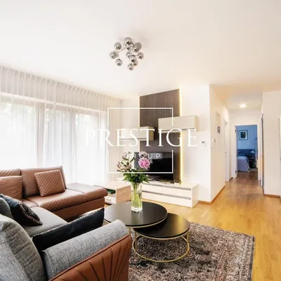 Кухня; кухненски уреди, дървен под, естествена светлина, модерен стил