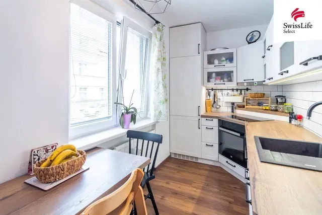 Хол; дървен под, естествена светлина, модерен стил