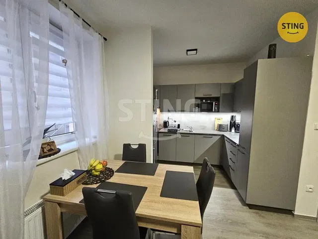 Living room; wood floor, natural light, modern style