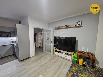 Хол; дървен под, естествена светлина, модерен стил, високи тавани