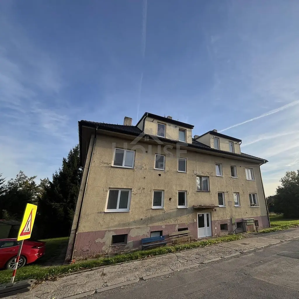 Кухня; кухненски уреди, дървен под, естествена светлина, модерен стил