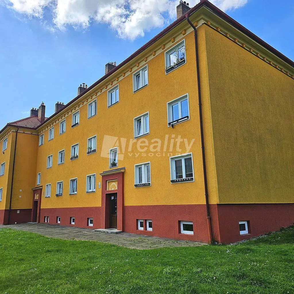 Кухня; кухненски уреди, дървен под, естествена светлина, модерен стил