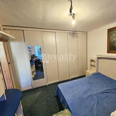 Кухня; кухненски уреди, дървен под, естествена светлина, модерен стил