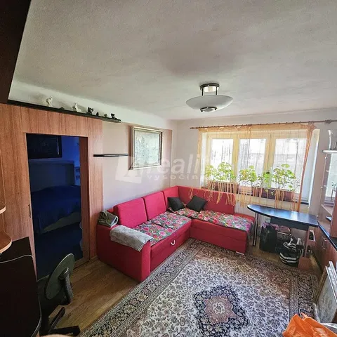 Кухня; кухненски уреди, дървен под, естествена светлина, модерен стил