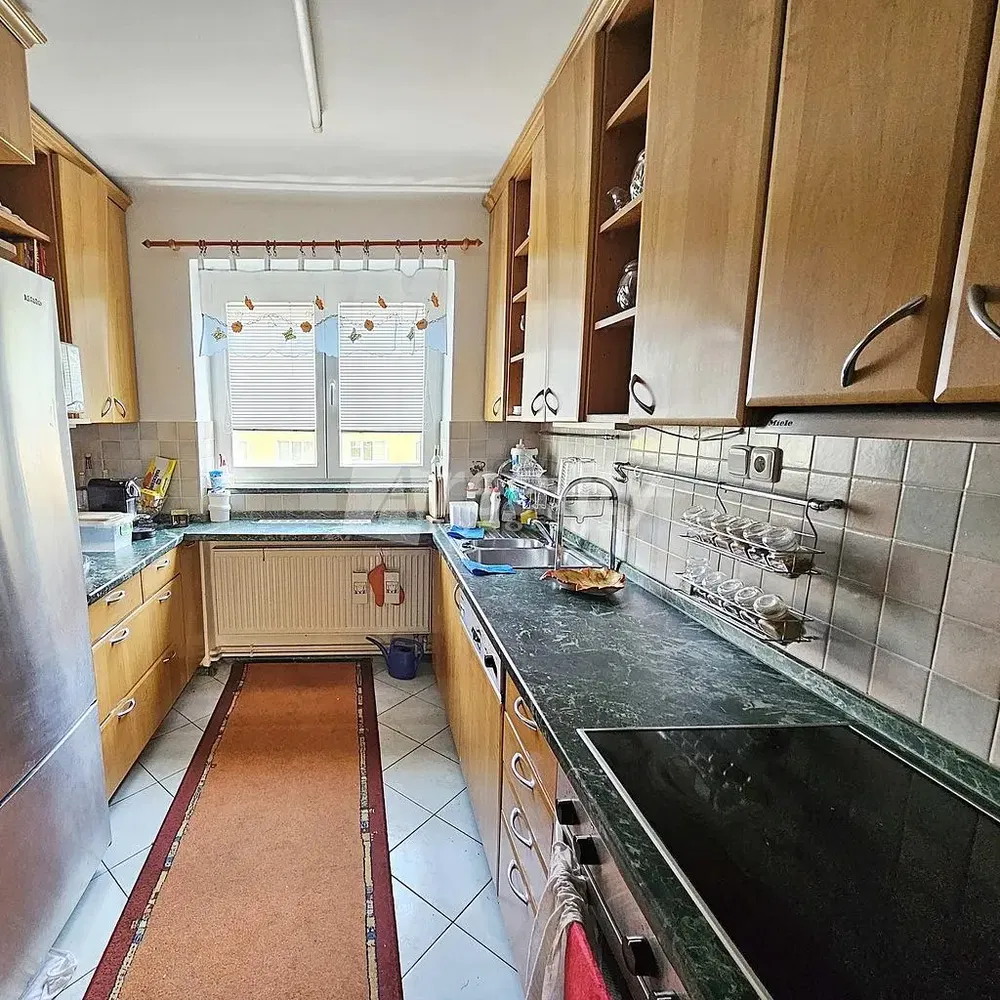 Хол; дървен под, естествена светлина, модерен стил