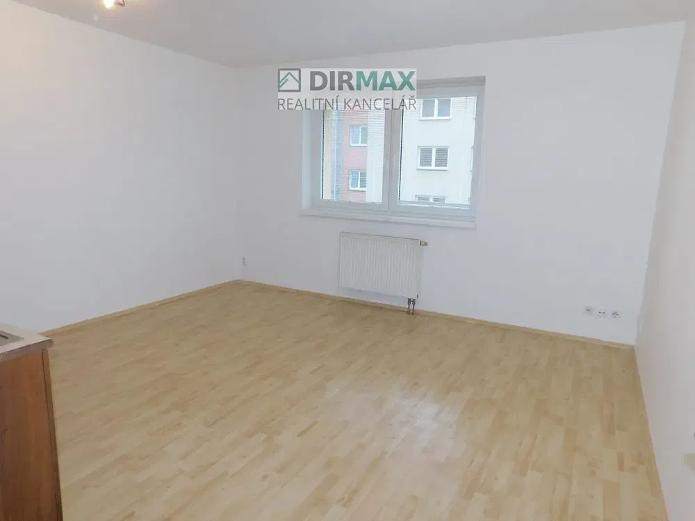 Cozinha; eletrodomésticos, chão de madeira, luz natural, estilo moderno