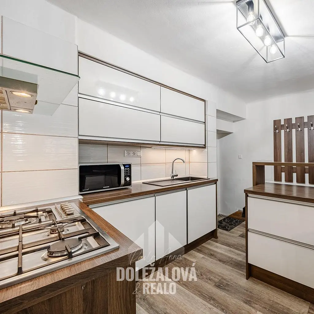 Кухня; кухненски уреди, дървен под, естествена светлина, модерен стил