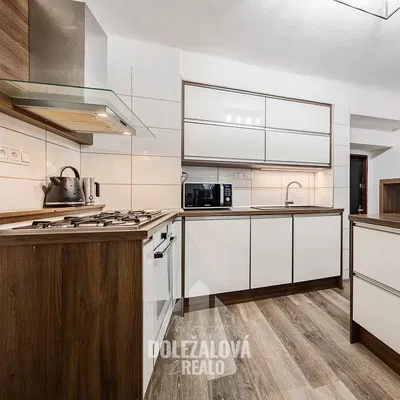 Хол; дървен под, естествена светлина, модерен стил