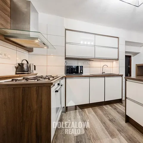 Хол; дървен под, естествена светлина, модерен стил