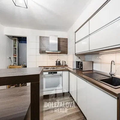 Кухня; кухненски уреди, дървен под, естествена светлина, модерен стил