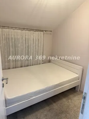 Σαλόνι; ξύλινο πάτωμα, φυσικό φως, μοντέρνο στυλ