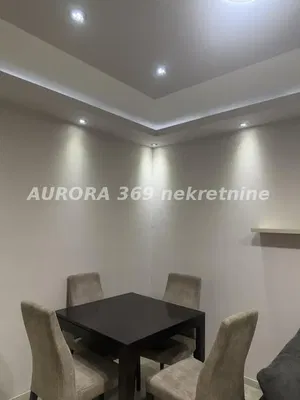 Κουζίνα; συσκευές κουζίνας, ξύλινο πάτωμα, φυσικό φως, μοντέρνο στυλ