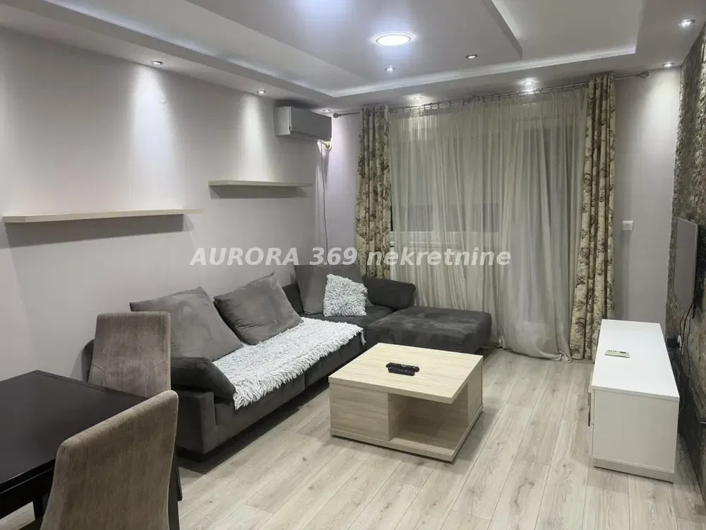 Κουζίνα; συσκευές κουζίνας, ξύλινο πάτωμα, φυσικό φως, μοντέρνο στυλ