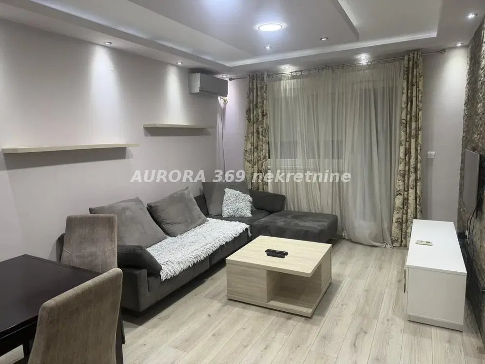 Κουζίνα; συσκευές κουζίνας, ξύλινο πάτωμα, φυσικό φως, μοντέρνο στυλ