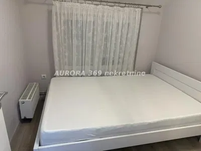 Κουζίνα; συσκευές κουζίνας, ξύλινο πάτωμα, φυσικό φως, μοντέρνο στυλ