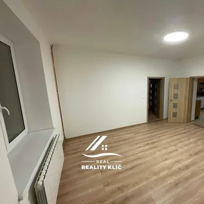 Living room; wood floor, natural light, modern style
