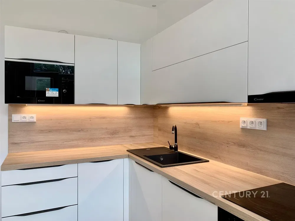 Küche; küchengeräte, holzboden, tageslicht, moderner stil