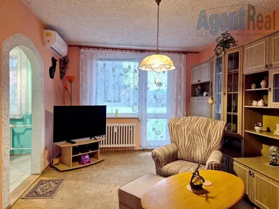 Хол; дървен под, естествена светлина, модерен стил