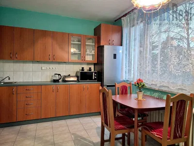 Кухня; кухненски уреди, дървен под, естествена светлина, модерен стил