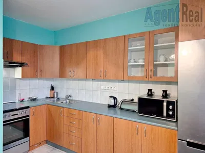 Хол; дървен под, естествена светлина, модерен стил, високи тавани