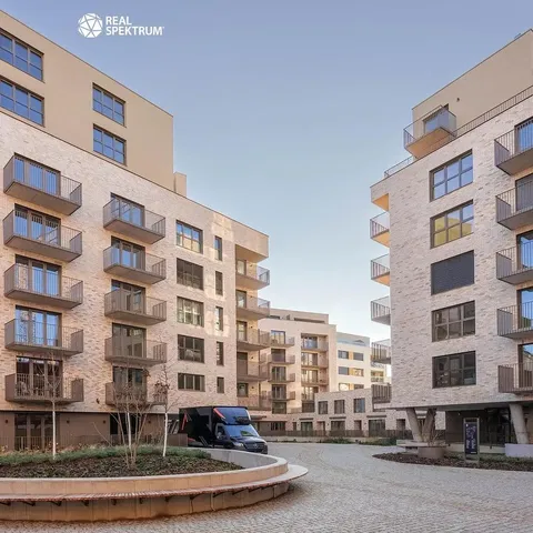 Mutfak; mutfak aletleri, ahşap zemin, doğal ışık, modern stil