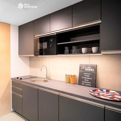 Кухня; кухненски уреди, дървен под, естествена светлина, модерен стил