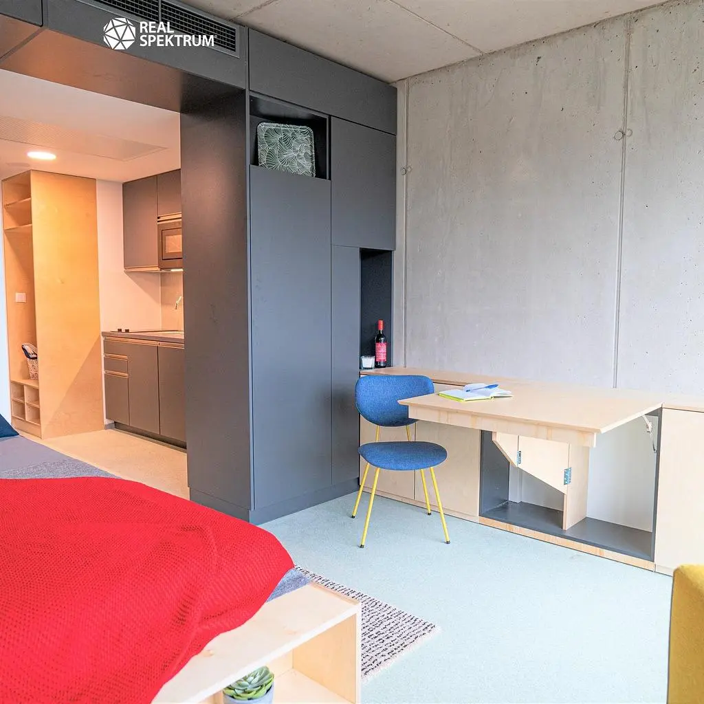 Кухня; кухненски уреди, дървен под, естествена светлина, модерен стил