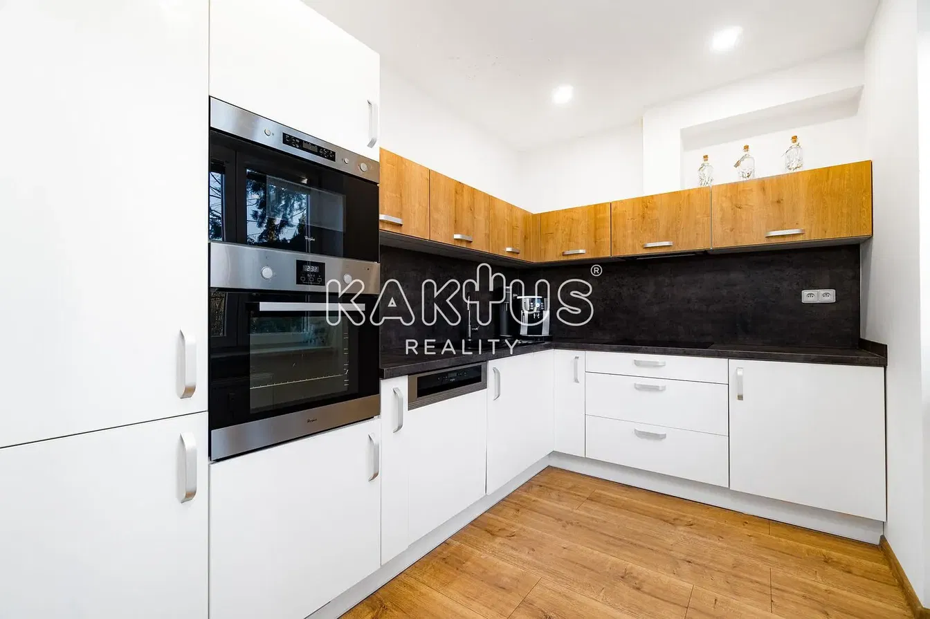 Wohnzimmer; holzboden, tageslicht, moderner stil