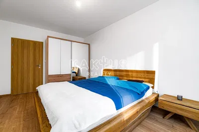 Küche; küchengeräte, holzboden, tageslicht, moderner stil