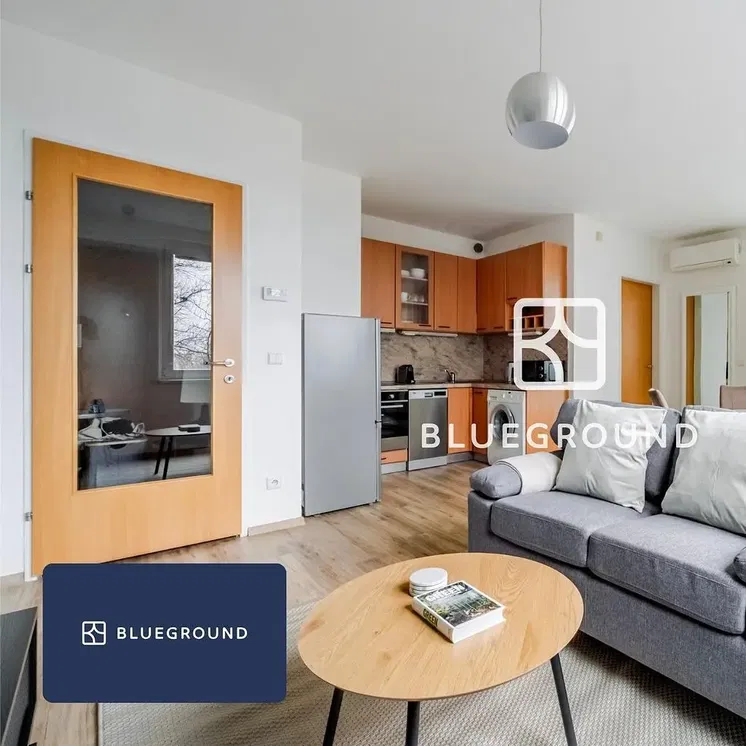 Кухня; кухненски уреди, дървен под, естествена светлина, модерен стил