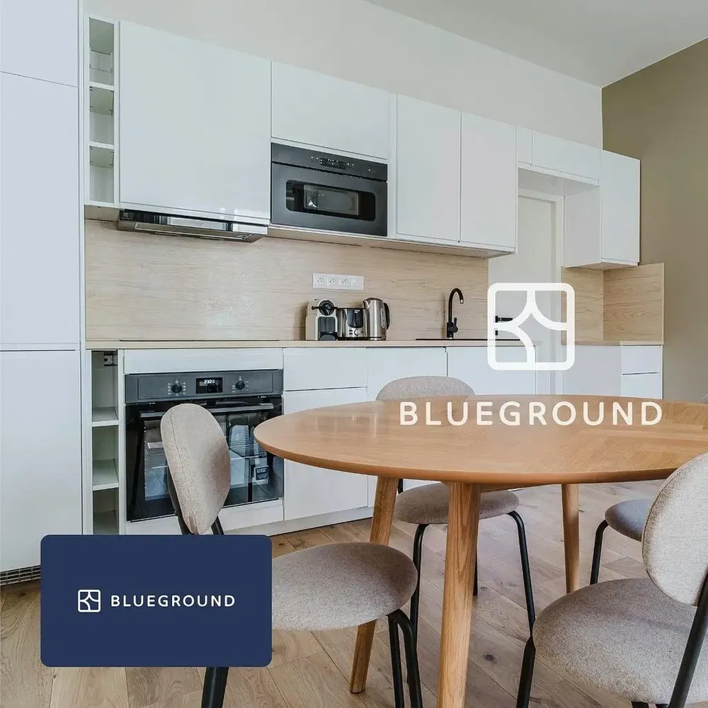 Кухня; кухненски уреди, дървен под, естествена светлина, модерен стил