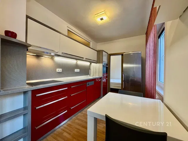 Küche; küchengeräte, holzboden, tageslicht, moderner stil