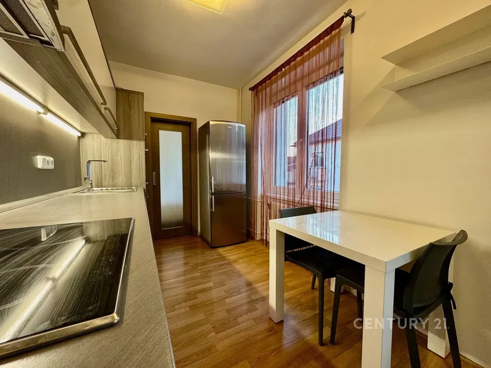 Living room; wood floor, natural light, modern style