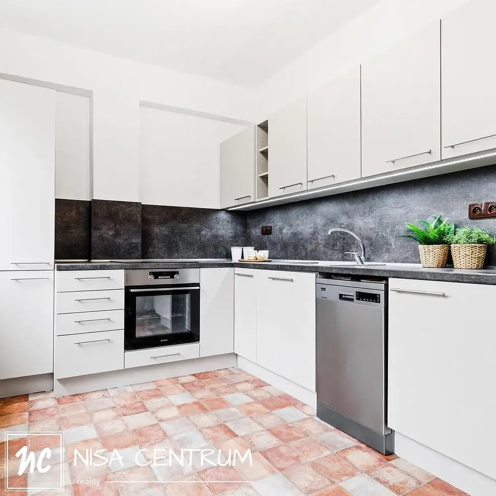 Кухня; кухненски уреди, дървен под, естествена светлина, модерен стил