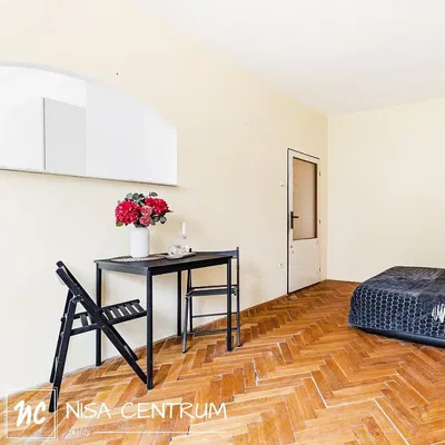 Кухня; кухненски уреди, дървен под, естествена светлина, модерен стил