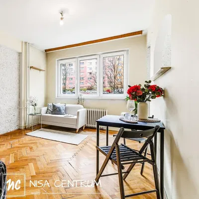 Хол; дървен под, естествена светлина, модерен стил