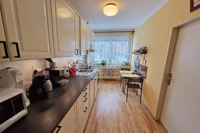 Хол; дървен под, естествена светлина, модерен стил