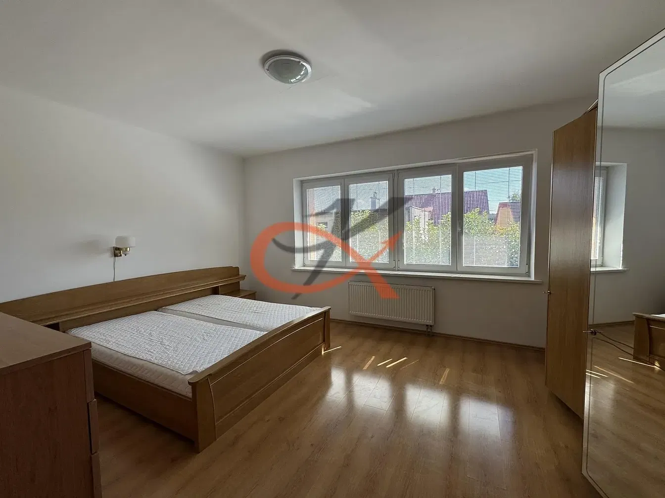 Küche; küchengeräte, holzboden, tageslicht, moderner stil