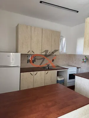 Küche; küchengeräte, holzboden, tageslicht, moderner stil