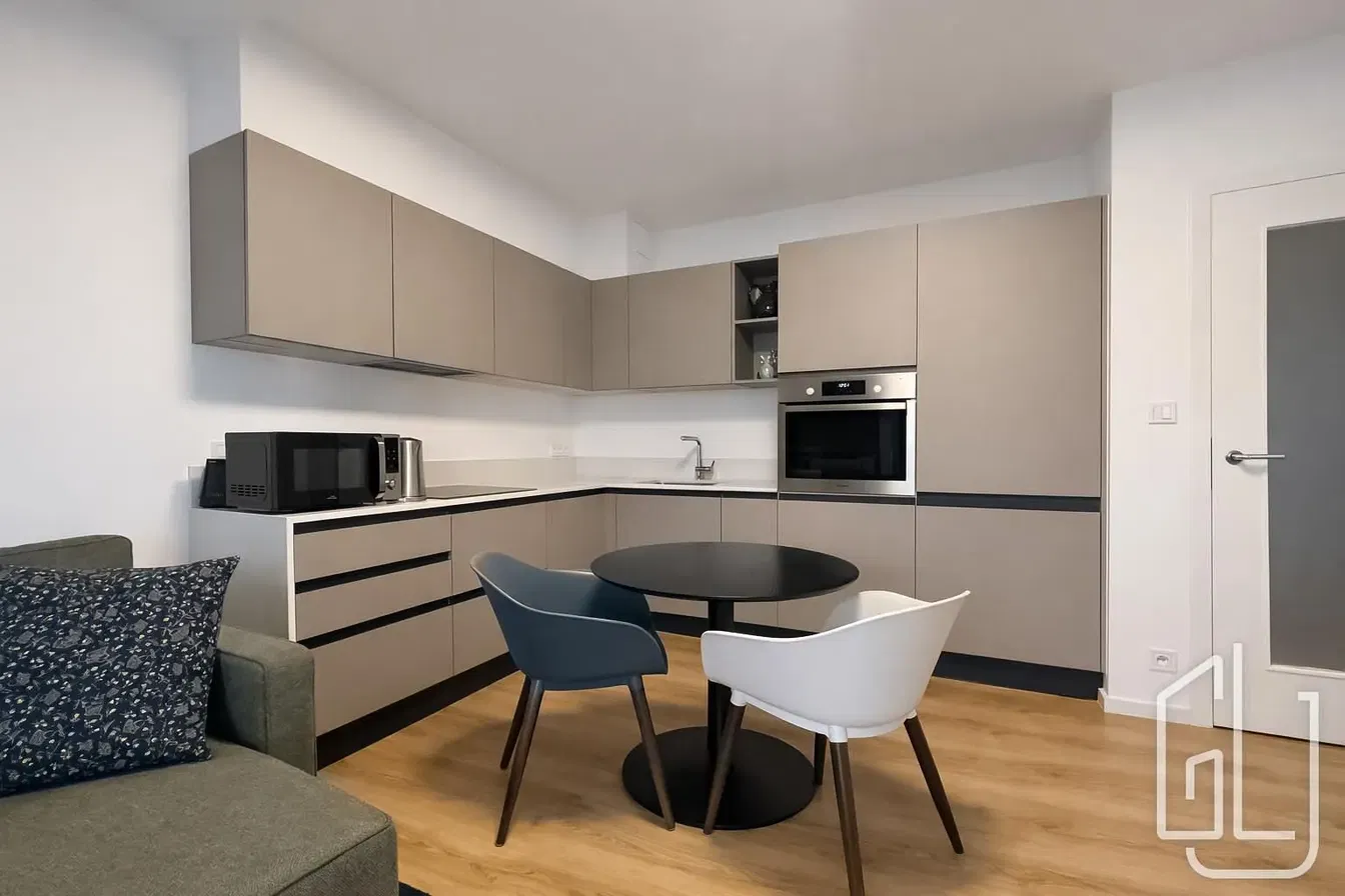 Living room; wood floor, natural light, modern style