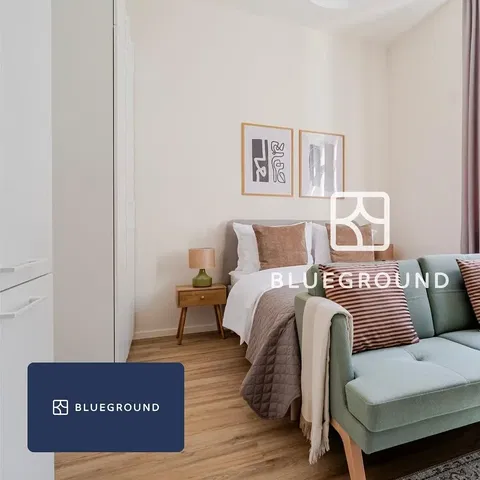 Кухня; кухненски уреди, дървен под, естествена светлина, модерен стил