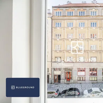 Кухня; кухненски уреди, дървен под, естествена светлина, модерен стил