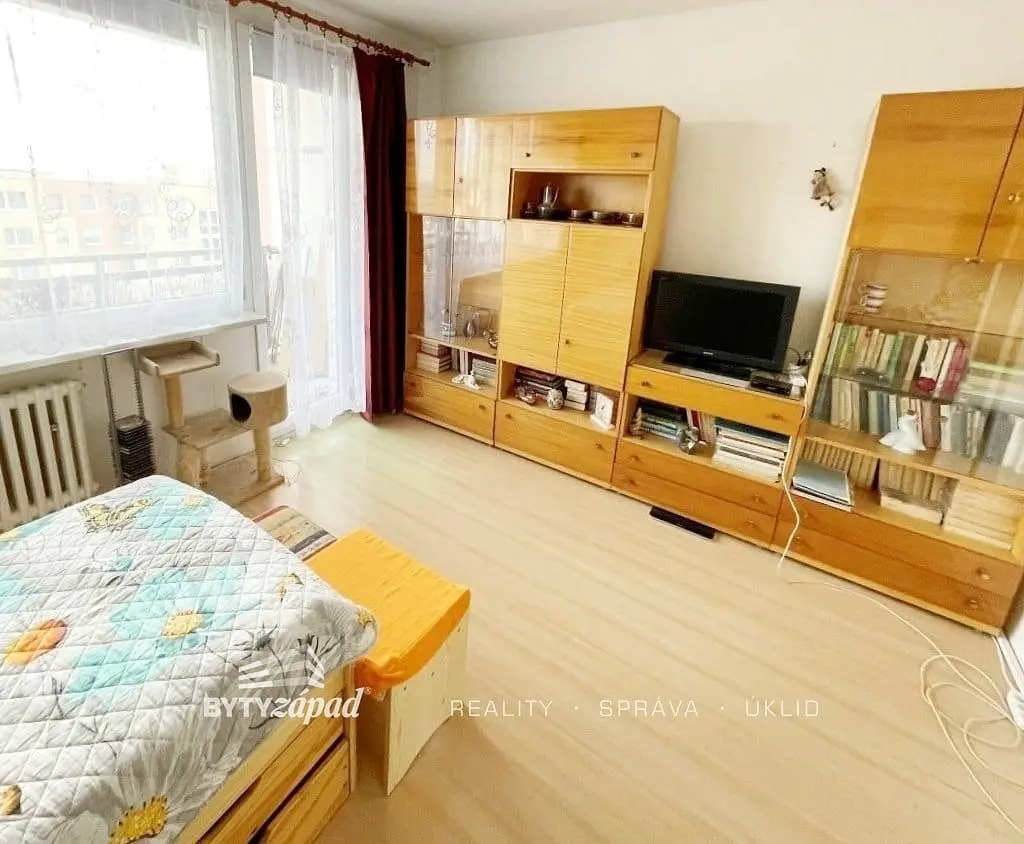 Cozinha; eletrodomésticos, chão de madeira, luz natural, estilo moderno