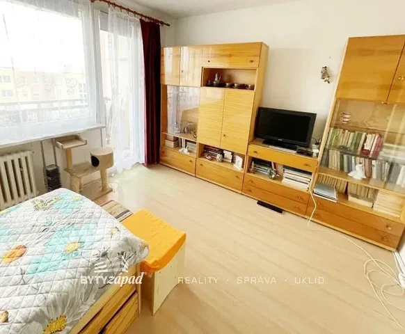 Кухня; кухненски уреди, дървен под, естествена светлина, модерен стил