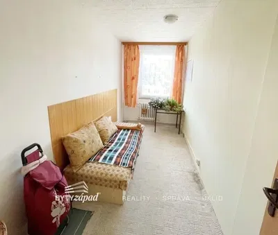 Cozinha; eletrodomésticos, chão de madeira, luz natural, estilo moderno