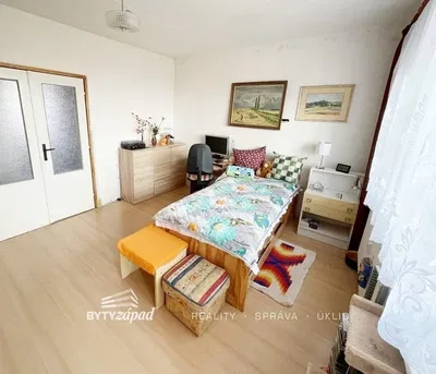 Cozinha; eletrodomésticos, chão de madeira, luz natural, estilo moderno