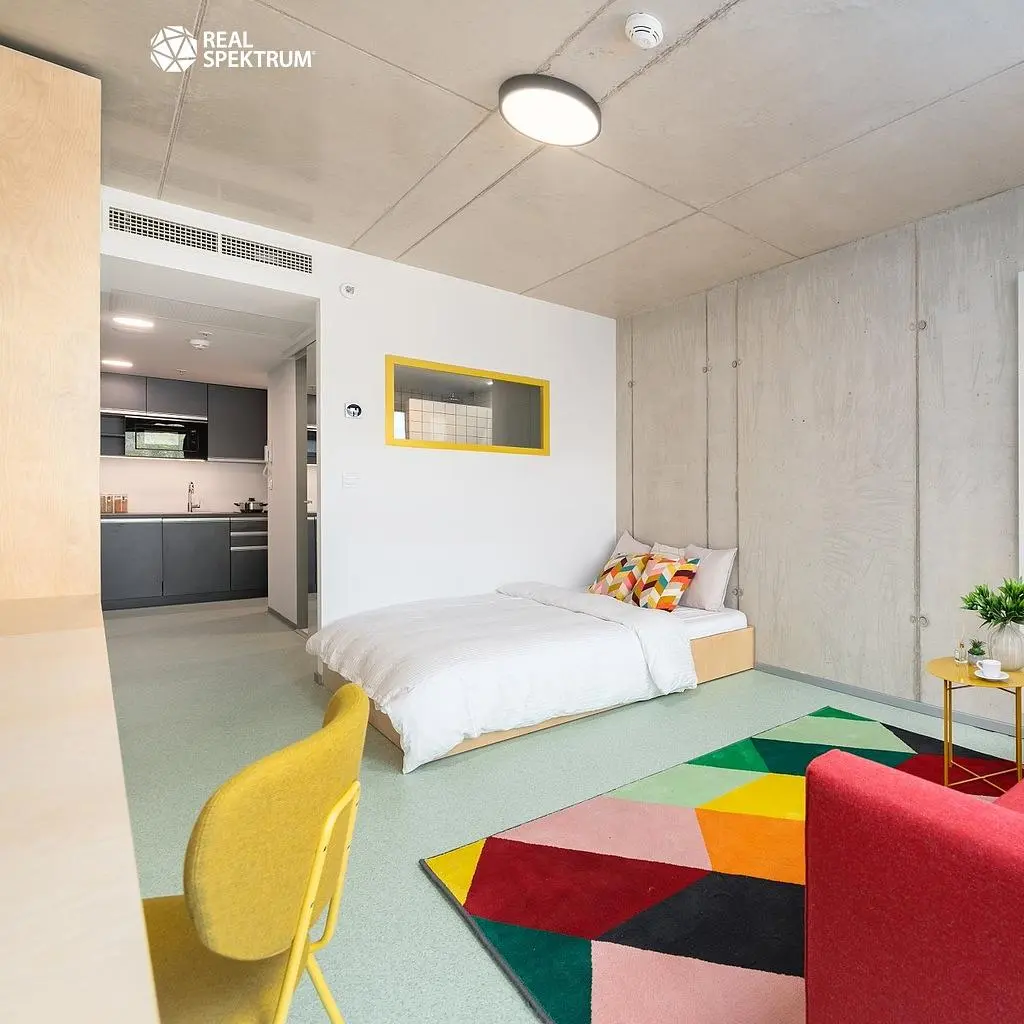 Кухня; кухненски уреди, дървен под, естествена светлина, модерен стил